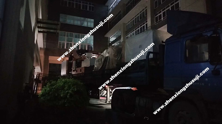 震雄注塑机夜间发货中...